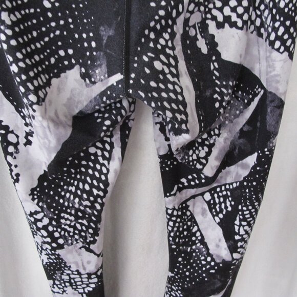 Lululemon Crop Leggings - 6 - Picture 7 of 14